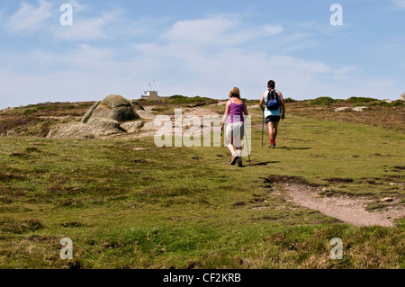 Deux Randonneurs marchant le long de la South West Coast Path à Cornwall. Banque D'Images