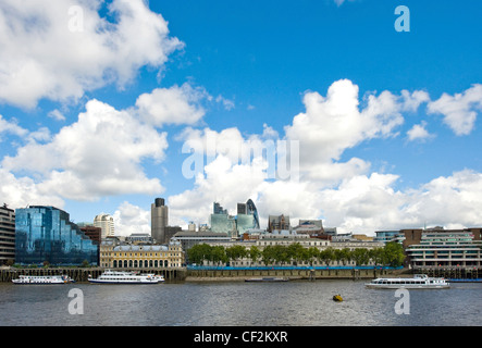 Une croisière voile voyageant le long de la Tamise passé certaines iconic London landmarks sur la ville de Londres. Banque D'Images