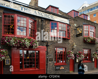 L'extérieur de l'Anchor pub sur la rive sud de la Tamise. Le pub a été construit en 1615 et a été le site où Samuel Pe Banque D'Images