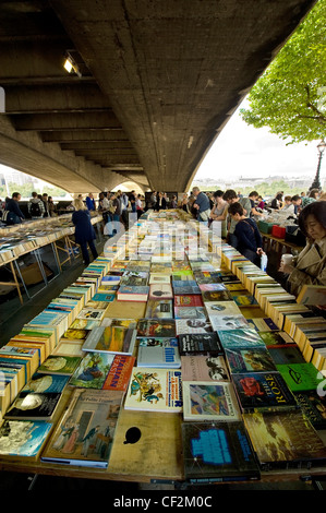 Livres d'occasion à vendre à Southbank Book Market sous Waterloo Bridge. Banque D'Images