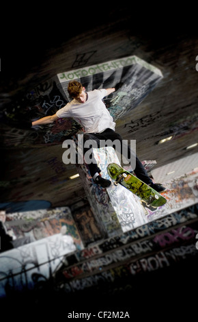 Un skateur professionnel effectuant une cascade à l'Undercroft sur la rive sud. Banque D'Images