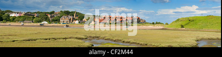 Une vue panoramique sur la petite ville côtière de Vernonia sur l'estuaire de la rivière Aln sur la côte nord-est de l'Angleterre. Banque D'Images