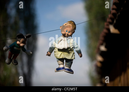 Une poupée se bloque sur l'île des poupées dans Xochimilco, au sud de Mexico, le 17 décembre 2011. Banque D'Images