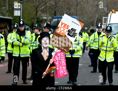 Une femme tenant une pancarte et la démonstration durant le sommet du G20 à Londres. Banque D'Images