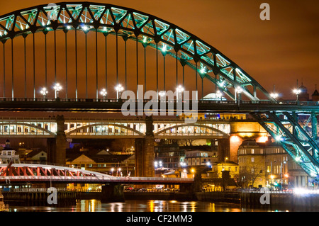 Soir sur le célèbre Tyne ponts enjambant la rivière Tyne à Newcastle upon Tyne lien sur le côté nord à Gateshead Banque D'Images