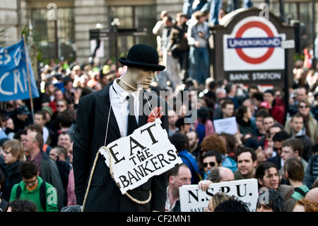 Une affiche qui dit "manger les Bankers' autour du cou d'un mannequin vêtu d'un costume au G20 de démonstration dans la ville de Londres. Banque D'Images