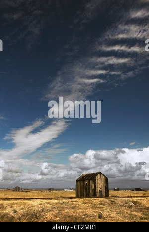 Une cabane en bois des pêcheurs sur la plage de galets à Dungeness. Banque D'Images