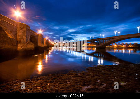 Trois ponts traversant la rivière Tweed à Berwick-upon-Tweed. Le vieux pont, un pont en arc de grès span 15 construit entre 1610 Banque D'Images