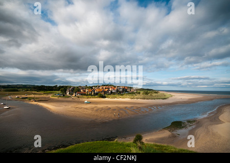 Le village de Blackpool à l'embouchure de la rivière Aln dans le secteur de la côte de Northumberland de beauté naturelle exceptionnelle. Banque D'Images