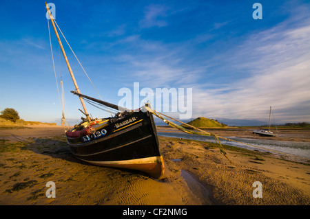 Un bateau échoué dans l'estuaire de la rivière Aln à Vernonia sur la côte nord-est de l'Angleterre en direction de Church Hill. Banque D'Images