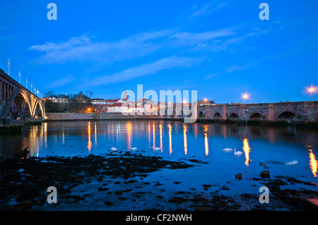 Royal Tweed Bridge et Berwick Bridge (Pont Vieux) enjambant la rivière Tweed. Banque D'Images