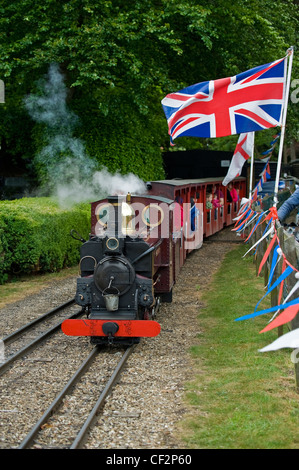 Une machine à vapeur miniature carrioles avec des passagers à l'Audley End maquette ferroviaire. Banque D'Images