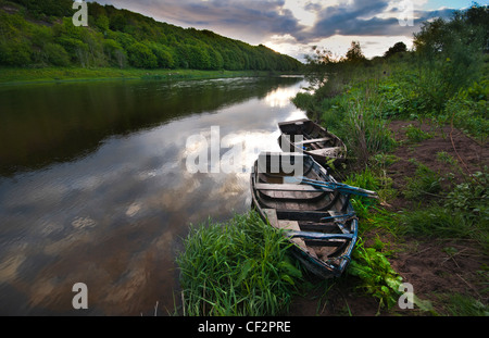 Vieux bateaux de pêche sur les rives de la rivière Tweed. Banque D'Images