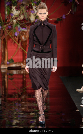 Givenchy julien macdonald haute couture Banque de photographies et d'images  à haute résolution - Alamy