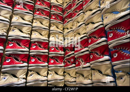 Un affichage des baskets dans l'inverse magasin dans Soho à New York est considérée le samedi 25 février, 2012. (© Richard B. Levine) Banque D'Images