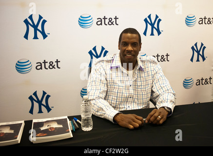 Ancien New York Yankee et New York Mets pitcher Dwight Gooden 'Doc', signe des autographes et des fans accueille Banque D'Images