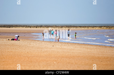 Les vacanciers sur Margate Sands à marée basse. Banque D'Images