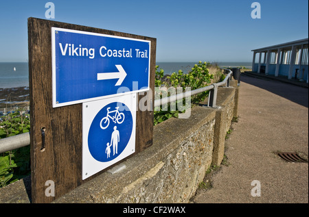 Un signe indiquant le sentier du Littoral à Margate Viking. Banque D'Images