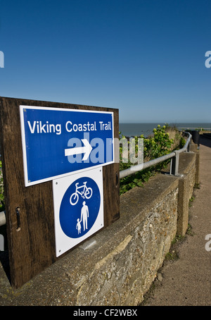 Un signe indiquant le sentier du Littoral à Margate Viking. Banque D'Images