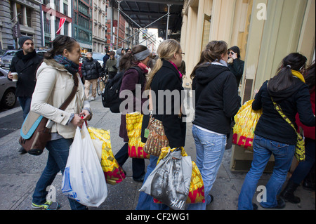 Des dizaines d'acheteurs à Broadway dans le quartier de Soho à New York, le samedi 25 février, 2012. (© Richard B. Levine) Banque D'Images