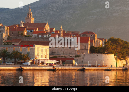 Une vue sur le port en direction de la vieille ville de Korcula Banque D'Images