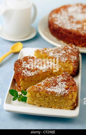 Gâteau éponge avec apple et les amandes. Recette disponible. Banque D'Images