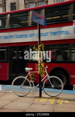 'Ghost bike' Memorial à Sebastian Lukomski, sur Queen Street, London. Banque D'Images