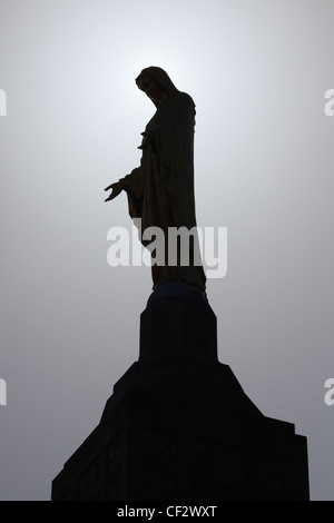 Le Notre Dame de la montagne au sommet de la statue de Pangborn Memorial Campanile, Mount Saint Mary's University, à Emmitsburg, Maryland. Banque D'Images