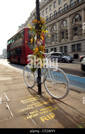 'Ghost bike' Memorial à Sebastian Lukomski, sur Queen Street, London. Banque D'Images