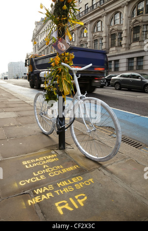 'Ghost bike' Memorial à Sebastian Lukomski, sur Queen Street, London. Banque D'Images