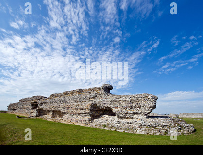 Les vestiges de murs en pierre à Richborough Roman Fort, l'un des plus importants sites romains au Royaume-Uni. Banque D'Images