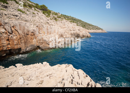 Une vue le long de la côte de la caverne d'Ulysse de Mljet Banque D'Images