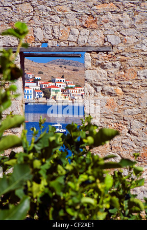 Voir À TRAVERS LA VITRE DE LA RUINE DE HALKI Banque D'Images