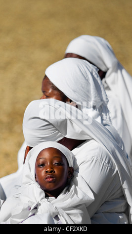 Une jeune femme membre de la congrégation d'une église apostolique. Banque D'Images