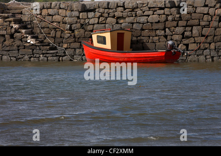 Un petit bateau rouge dans le port de Broadford sur l'île de Skye. Banque D'Images