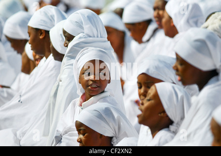 Un jeune membre de la congrégation féminine d'une église apostolique. Banque D'Images