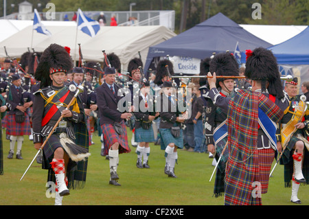 Une marche pipe band se produiront au Lonach Highland Games, et de collecte (facturé comme 'Äö√√≤Ñ le plus amical Ecosse Highland Ga Banque D'Images