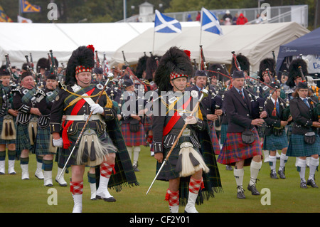 Marching pipe bands à la collecte et l'Lonach Highland Games, (présenté comme 'Äö√Ñ√≤Ecosse Highland Gam le plus amical Banque D'Images