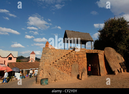 Principale porte d'Ambohimanga où disque de pierre était roulée en entrée, Madagascar. Banque D'Images