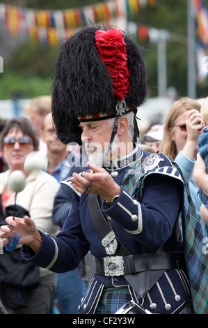 Un batteur d'effectuer dans un pipe band à la Lonach Highland Games, et de collecte (facturé comme 'Äö√√≤Ecosse Ñ le plus amical Highlan Banque D'Images