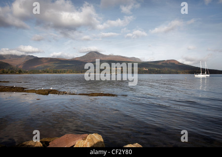 Vue sur la baie de Brodick Goat Fell (le point le plus élevé sur l'île d'Arran) et montagnes Arran. Banque D'Images