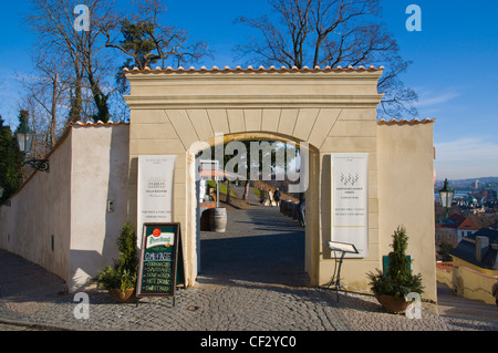 Gate à Svatovaclavska vinice le vignoble de St Venceslas le quartier du château Hradcany Prague République Tchèque Europe Banque D'Images