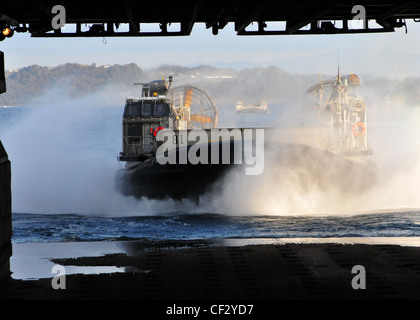 Un coussin d'air pour embarcation affecté à l'unité 5 d'embarcations d'assaut, détachement de l'Ouest du Pacifique, entre dans le pont bien-déployé du navire d'assaut amphibie USS Essex. Essex est le navire chef de file du seul groupe amphibie prêt à être déployé vers l'avant. Banque D'Images