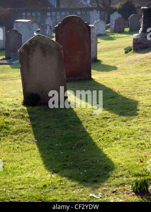 La mort jette une ombre portée de l'église à Rottingdean Banque D'Images