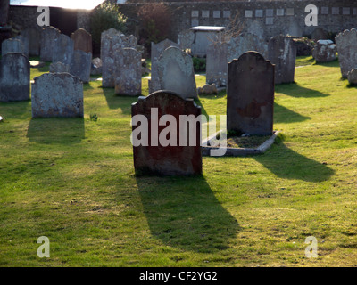 Pierres tombales au crépuscule dans un village anglais church Banque D'Images