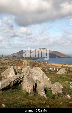 Tombe des géants de cairns, de la période néolithique à Glenashdale sur l'île d'Arran. L'Île Sainte à Lamlash Bay peut être Banque D'Images
