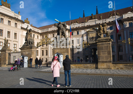 En face de deux portes du château Hradcanske namesti square le quartier du château Hradcany Prague République Tchèque Europe Banque D'Images