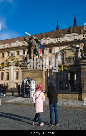 En face de deux portes du château Hradcanske namesti square le quartier du château Hradcany Prague République Tchèque Europe Banque D'Images