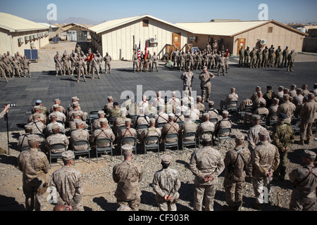 Le général de division John Toolan , commandant général du Commandement régional (SW), parle aux militaires lors d'une cérémonie de transfert d'autorité au Camp Leatherneck, Afghanistan, le 29 février. La 2e Escadre d'aéronefs marins (FWD) a été soulagée après un déploiement d'un an. Banque D'Images