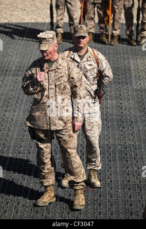 Le général de division John Toolan , commandant général du Commandement régional (SW), parle aux militaires lors d'une cérémonie de transfert d'autorité au Camp Leatherneck, Afghanistan, le 29 février. La 2e Escadre d'aéronefs marins (avant) a été relevée par la 3e Escadre d'aéronefs marins (avant) après avoir soutenu des opérations de combat dans la province de Helmand pendant un an. Banque D'Images